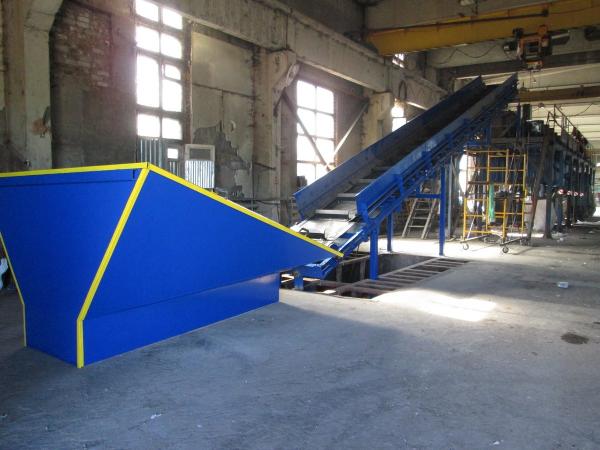 Конвейер ленточный с лопатками для подачи мусора на сортировку